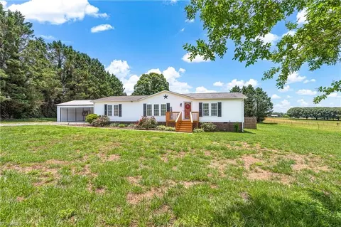 1008 Pine Ridge Dr, Hamptonville, NC 27020