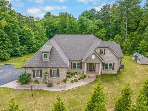 153 Woodridge Dr, Mount Airy, NC 27030