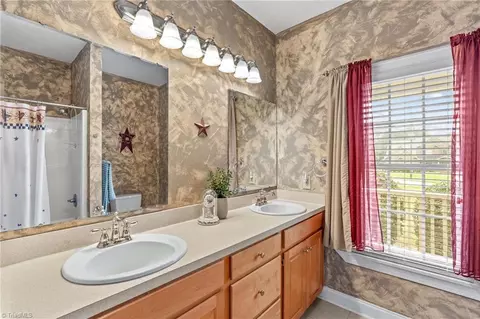Bath - 101 Devonshire Ln, Salisbury, NC 28146 photo 4 of 5