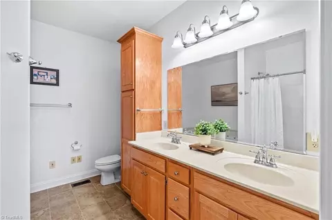 Bath - 101 Devonshire Ln, Salisbury, NC 28146 photo 2 of 5