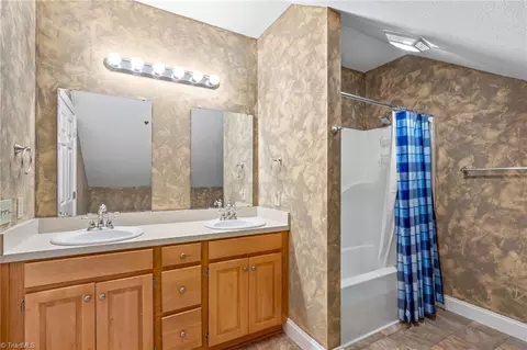 Bath - 101 Devonshire Ln, Salisbury, NC 28146 photo 5 of 5
