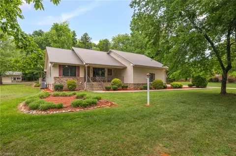 104 Willowbrook Dr, Thomasville, NC 27360