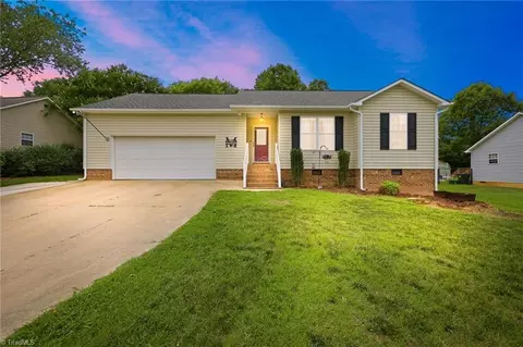 227 Meadow Lark Ln, Thomasville, NC 27360