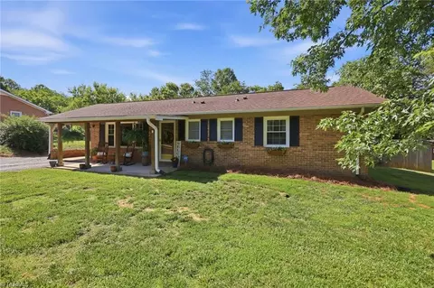433 Belvue Dr, Mount Airy, NC 27030