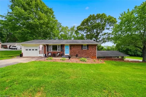 141 Marview Dr, Boonville, NC 27011