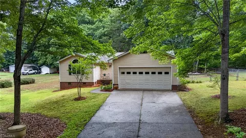 2387 Woodridge Dr, Asheboro, NC 27205
