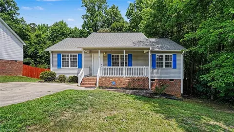 2 Leaf Ridge Ct, Thomasville, NC 27360