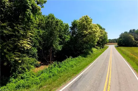 2 Hinshaw Rd, Yadkinville, NC 27055