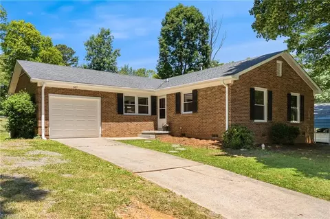 307 Foxcroft Dr, Winston Salem, NC 27103