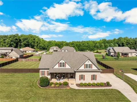 242 Deerwood Dr, Lexington, NC 27295