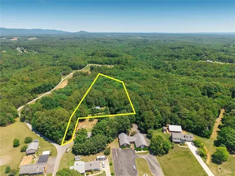 102 Hawks Rd, King, NC 27021
