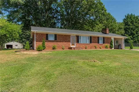 3035 Plantation Rd, Winston Salem, NC 27105