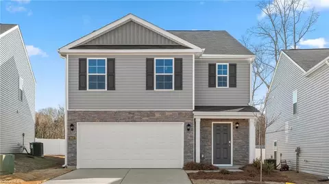 121 Beechwood Cir, Thomasville, NC 27360
