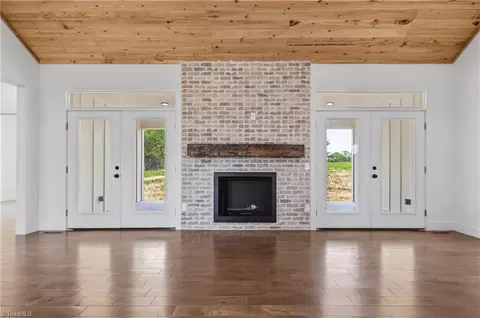 Living - 99 Moore Ln, Galax, VA 24333 photo 3 of 4