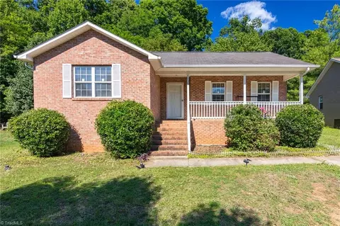 1528 Ambridge Ct, High Point, NC 27265