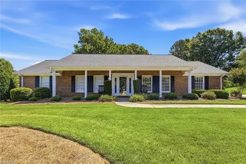 1075 Foothills Dr, Kernersville, NC 27284