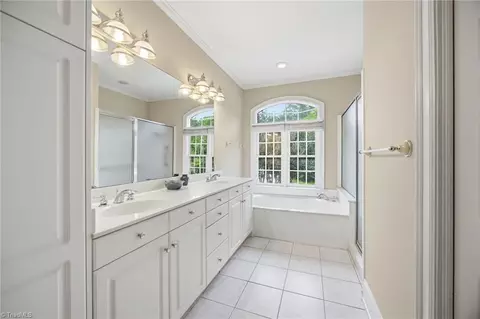 Bath - 540 Hickory Dr, Salisbury, NC 28144 photo 2 of 4
