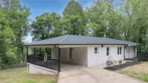 218 NW Palmer St, Lenoir, NC 28645