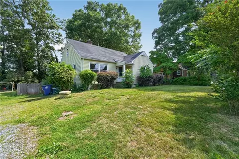 5413 Shattalon Dr, Winston Salem, NC 27106