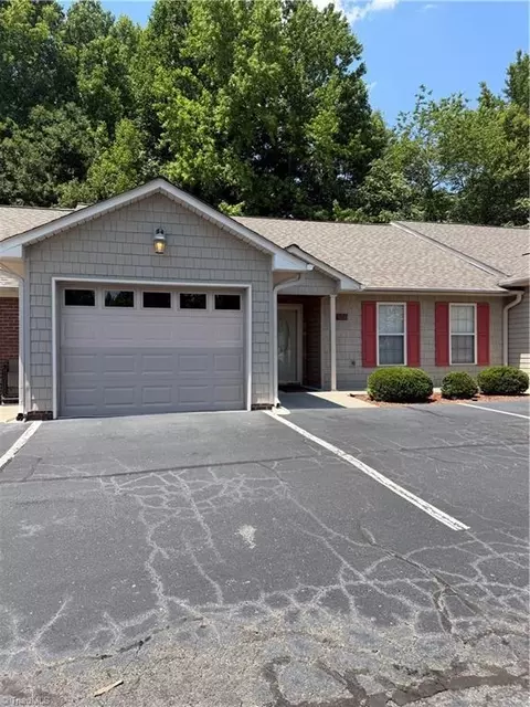 402 Pinefield Pl, Thomasville, NC 27360