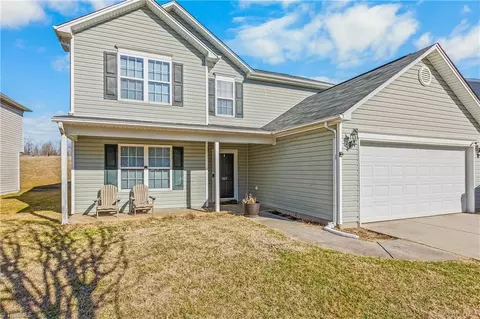 805 Forest Crest Dr, Greensboro, NC 27406