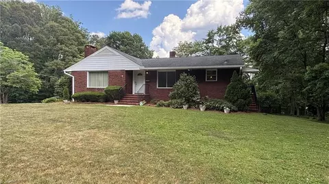 1061 Peace Haven Rd N, Winston Salem, NC 27104