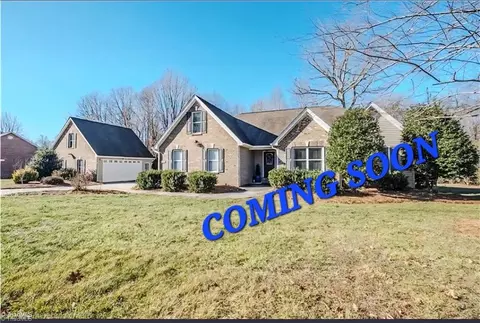 8475 Hunting Ct, Stokesdale, NC 27357
