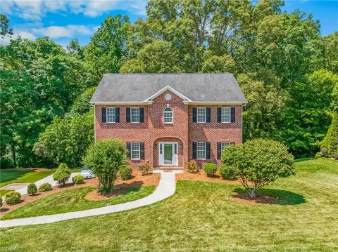 4480 Lochurst Dr, Pfafftown, NC 27040
