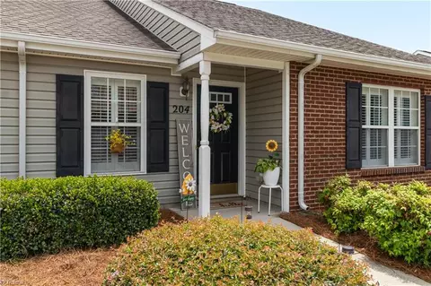 204 Carrington Ln, Thomasville, NC 27360