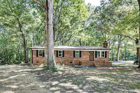 374 Yow Dr, Seagrove, NC 27341