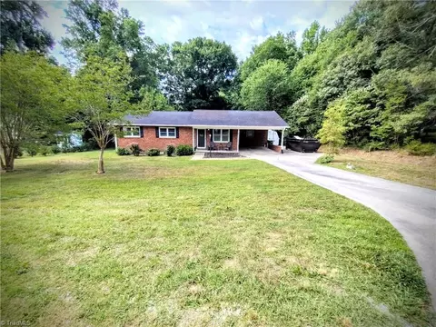 1003 Hillcrest Dr, Thomasville, NC 27360