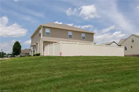 Exterior - 2689 Lamplight Cir, High Point, NC 27265 photo 4 of 6