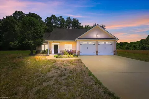 2100 Waterford Pointe Rd, Lexington, NC 27292