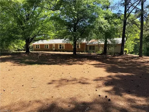 2727 Kivett Dr, Greensboro, NC 27407