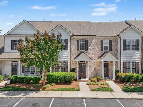 8 Viburnum Ln, Greensboro, NC 27455