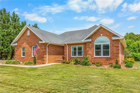 836 Bear Trl, Cana, VA 24317 photo 4