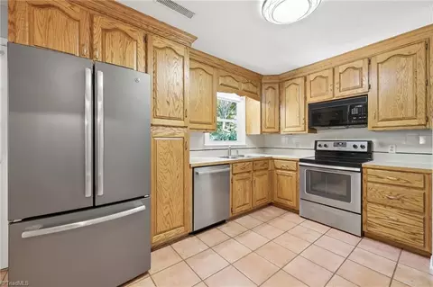 Kitchen - 118 Hillside Ct, King, NC 27021 photo 2 of 4