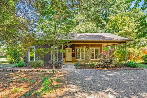 634 Eisenhower St, Yadkinville, NC 27055