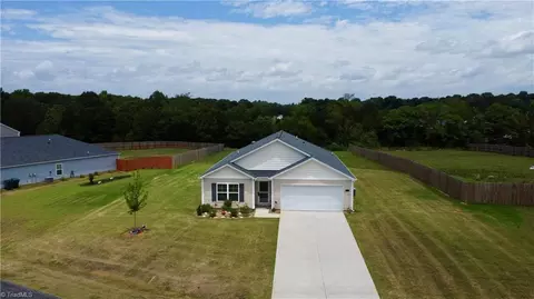 202 Alamos Ave, Lexington, NC 27295