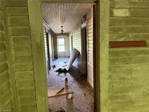 Entry Way - 607 Kirby Rd, King, NC 27021 photo 3 of 5