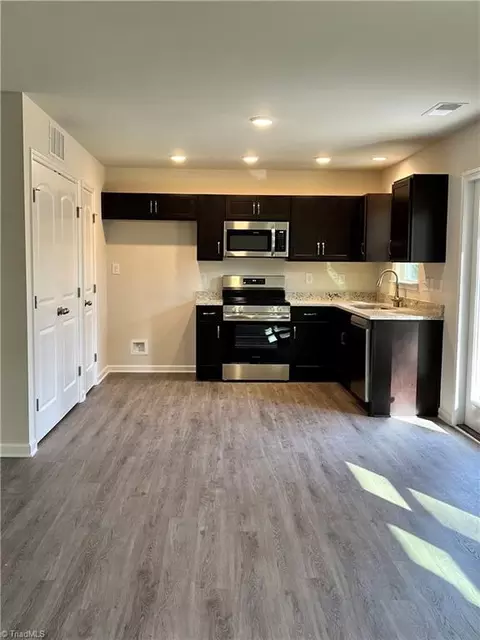 401 Unity St, Thomasville, NC 27360 photo 2