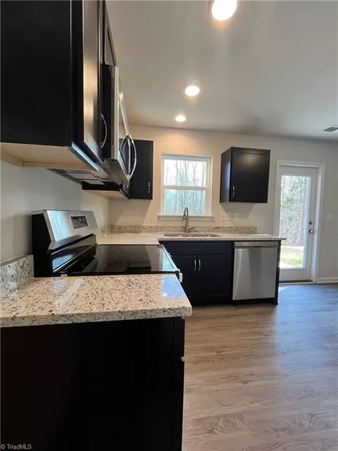 401 Unity St, Thomasville, NC 27360 photo 4