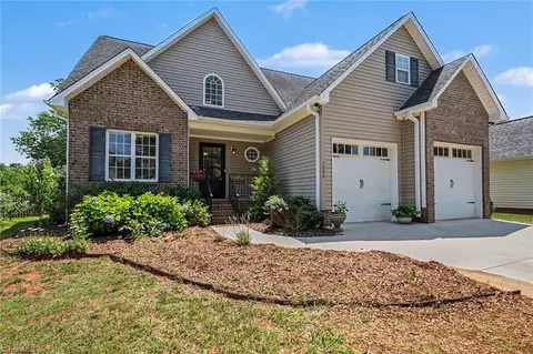 1644 Finwick Dr, Pfafftown, NC 27040