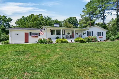 110 Dunwoody Ln, Mount Airy, NC 27030