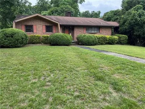 1206 Bridgepoint Rd, Greensboro, NC 27405