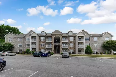 7104 Friendly Ave W #306, Greensboro, NC 27410