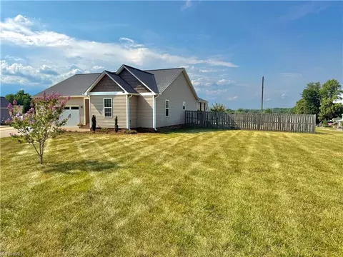 106 Tranquility Ln, Harmony, NC 28634 photo 2