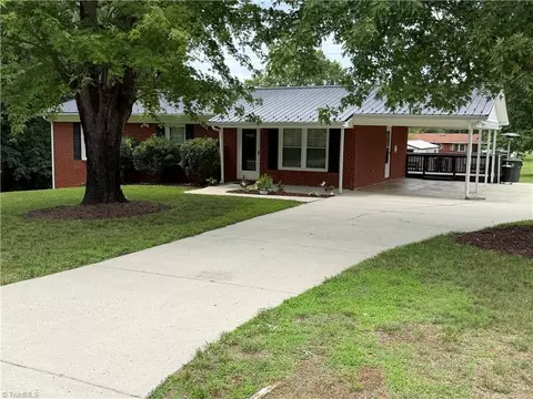 104 Crestview Ter, Thomasville, NC 27360