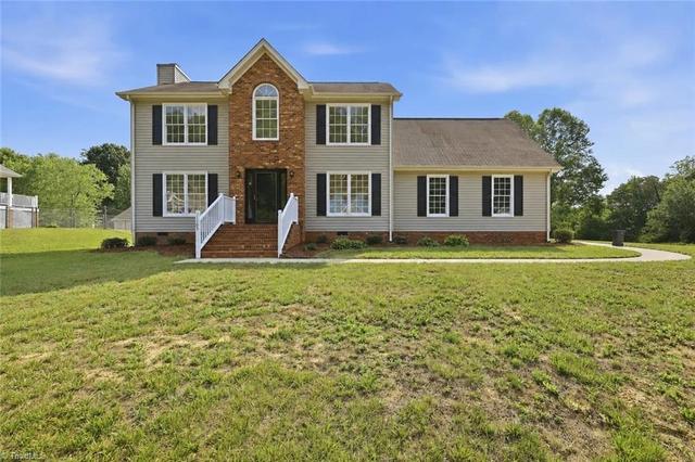 1105 Deerfield Dr, Reidsville, NC 27320