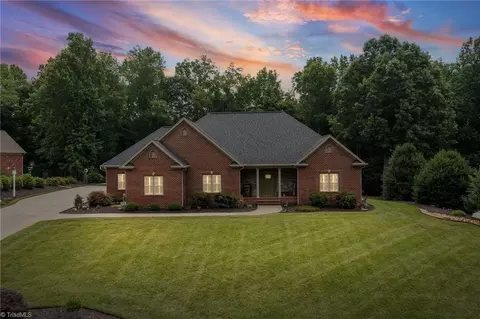 704 Terrace Dr, Lexington, NC 27295